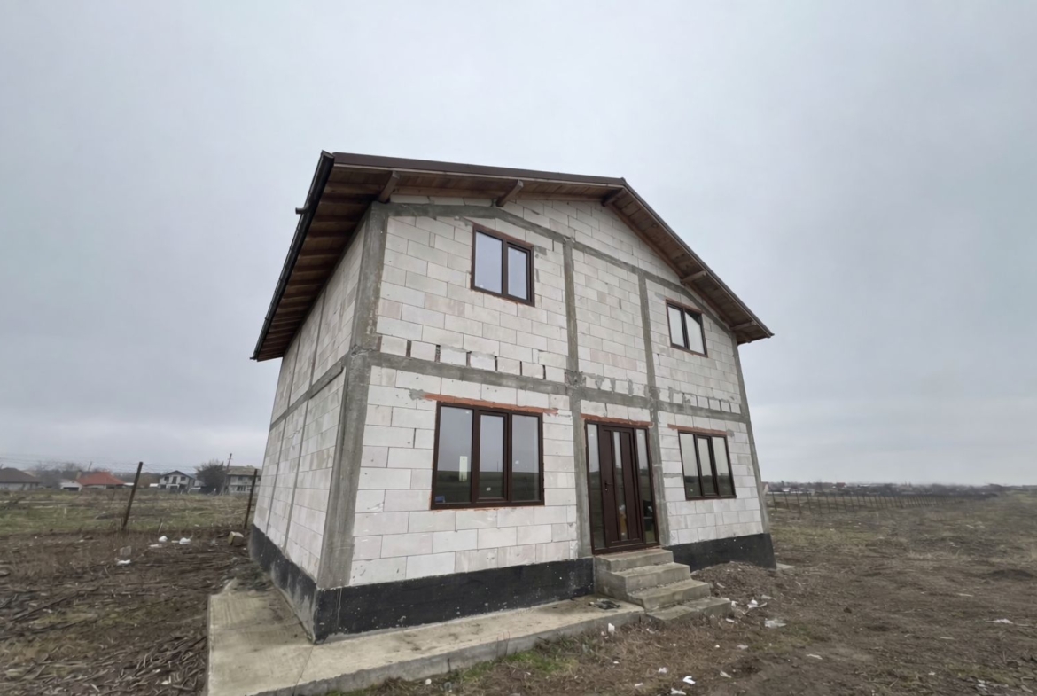 Casă la roșu de vânzare în Corbu